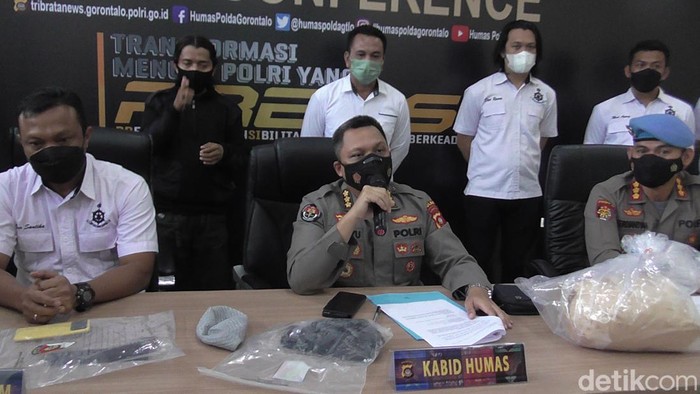 Kabid Humas Polda Gorontalo, Kombes Pol Wahyu Tri Cahyono saat rilis kasus penembakan petinggi Polda Gorontalo.