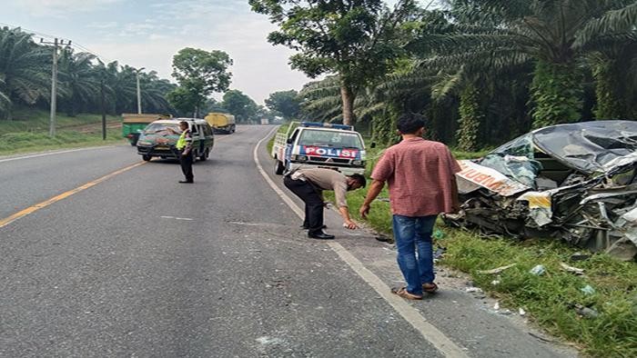 Kecelakaan ambulans vs truk tronton di Sumut.