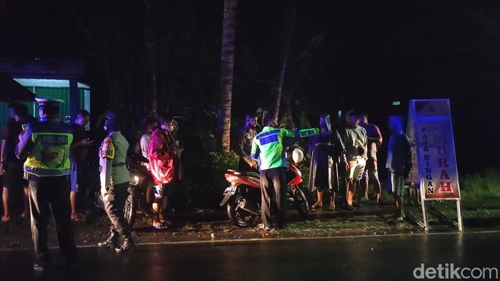 Polisi mengamankan lokasi kecelakaan yang melibatkan motor milik dengan truk di Wates, Kulon Progo, Selasa malam (22/3/2022).
