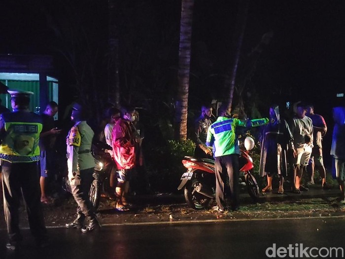 Polisi mengamankan lokasi kecelakaan yang melibatkan motor milik dengan truk di Wates, Kulon Progo, Selasa malam (22/3/2022).