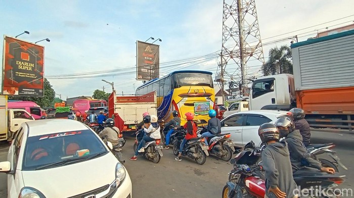 Kemacetan di Jalur Pantura Pati-Rembang Kecamatan Juwana, Rabu (23/3/2022).
