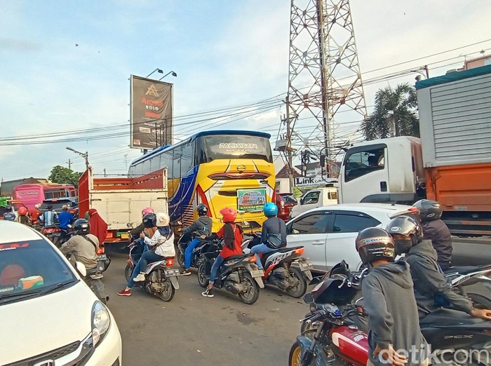 Kemacetan di Jalur Pantura Pati-Rembang Kecamatan Juwana, Rabu (23/3/2022).