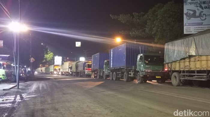 Kemacetan parah masih terjadi di jalur Pantura Rembang malam ini, Rabu (23/3/2022).
