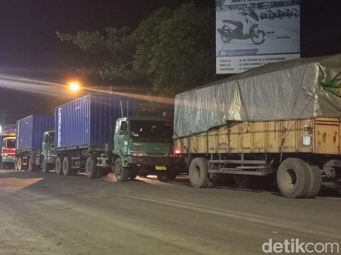 Kemacetan parah masih terjadi di jalur Pantura Rembang malam ini, Rabu (23/3/2022).