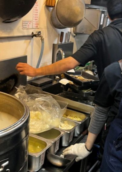Duh! Pegawai Ini Ketahuan Merokok Saat Memasak Makanan Pelanggan