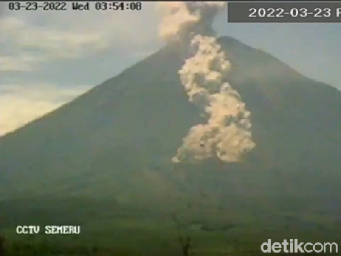 Kondisi Gunung Semeru pasca-meluncurkan awan panas guguran sejauh 4 kilometer