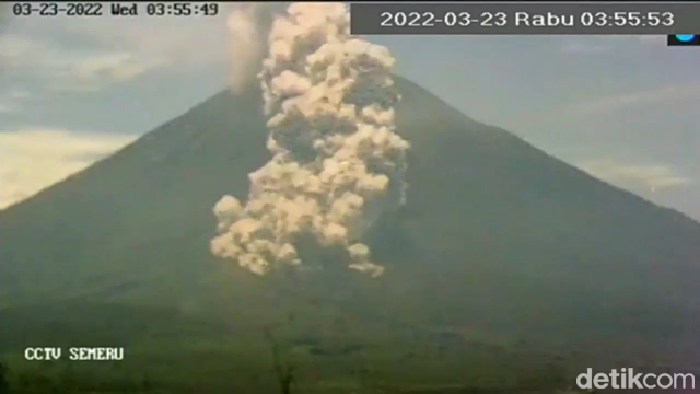 Kondisi Gunung Semeru pasca-meluncurkan awan panas guguran sejauh 4 kilometer