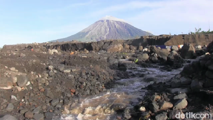 Kondisi Gunung Semeru pasca-meluncurkan awan panas guguran sejauh 4 kilometer