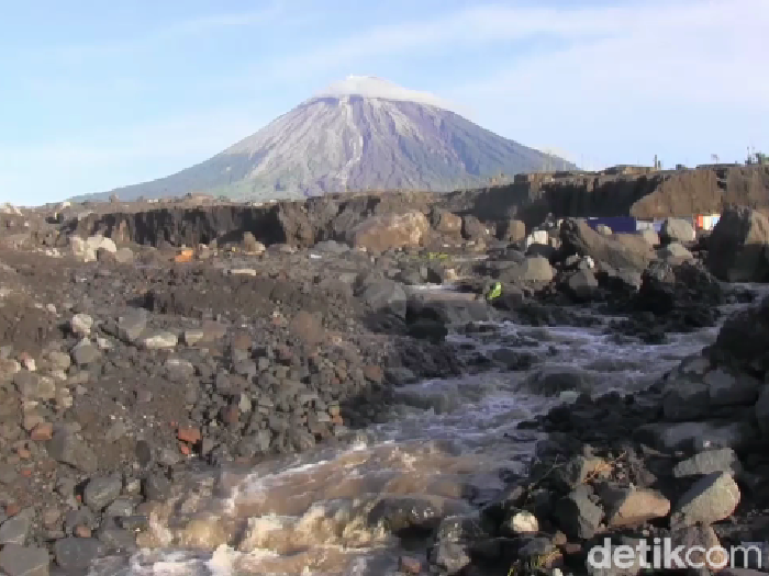 Kondisi Gunung Semeru pasca-meluncurkan awan panas guguran sejauh 4 kilometer