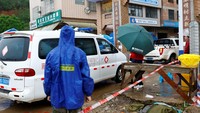 Mobil ambulans terlihat memasuki area lokasi jatuhnya pesawat tersebut di tengah proses pencarian para korban. REUTERS/CARLOS GARCIA RAWLINS.