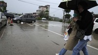 Sementara itu, sejumlah keluarga korban juga tampak mendatangi lokasi kejadian untuk mencari informasi terbaru terkait proses pencarian para korban pesawat jatuh. AP Photo/Ng Han Guan.