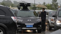 Kepala Editor Aerospace Knowledge yang berbasis di Beijing, Wang Yanan, menuturkan kepada Global Times bahwa menilai dari data penerbangan, tidak ada informasi untuk mengindikasikan pilot melakukan kontak apapun dengan kontrol di daratan. Wang memperkirakan pesawat kemungkinan mengalami mati mesin pada ketinggian jelajah, yang membuat pilot kehilangan kendali atas pesawat. Situasi itu, sebut Wang, bisa menjadi kegagalan teknis yang sangat serius di mana pesawat mau tidak mau harus mengalami penurunan ketinggian dalam kecepatan tinggi. AP Photo/Ng Han Guan.