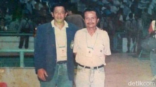 Kosasih Kartadiredja (kanan) bersama Ketua Umum PSSI Agum Gumelar (Istimewa)