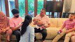 Adem! 10 Momen Kebersamaan Raul Lemos Gendong Anak Atta-Aurel