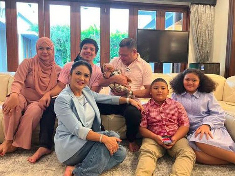 Adem! 10 Momen Kebersamaan Raul Lemos Gendong Anak Atta-Aurel
