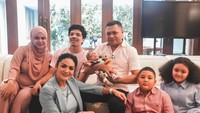 Raul Lemos yang sedang ada di Jakarta, menyempatkan datang untuk menjenguk anak Atta Halilintar dan Aurel Hermansyah. Foto: Instagram