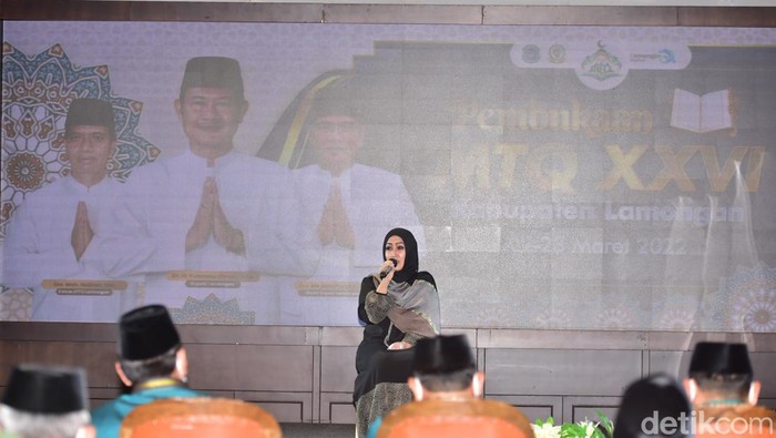 Lady Rocker Mel Shandy tampil melantunkan Al Quran di Lamongan