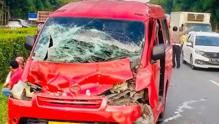 Angkot tabrak truk di tol Tangerang-Merak