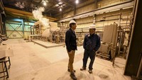 Setelah abu batu bara dipilah dan dihancurkan, abu akan dibawa ke gedung boiler yang menjadi tempat abu tersebut dibakar untuk menghasilkan listrik yang digunakan untuk menjalankan operasi komputer bitcoin.