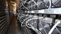 Kebutuhan listrik untuk menjalankan komputer pencetak bitcoin sangat besar. Sebagai gambaran, setiap tahun energi listrik yang digunakan untuk mencetak bitcoin lebih besar dibandingkan energi listrik yang digunakan di satu negara Finlandia.  