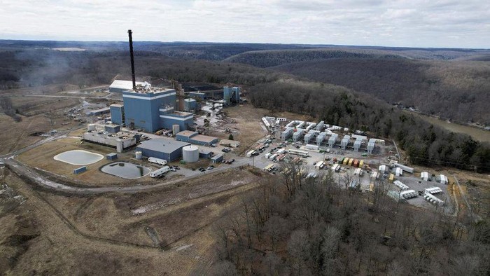 Limbah Batu Bara Jadi Sumber Daya Tambang Kripto di AS A general view of discolored water pools beside a pond at the Russellton Plant in Cheswick, Pennsylvania, U.S., March 8, 2022. Picture taken March 8, 2022. REUTERS/Alan Freed