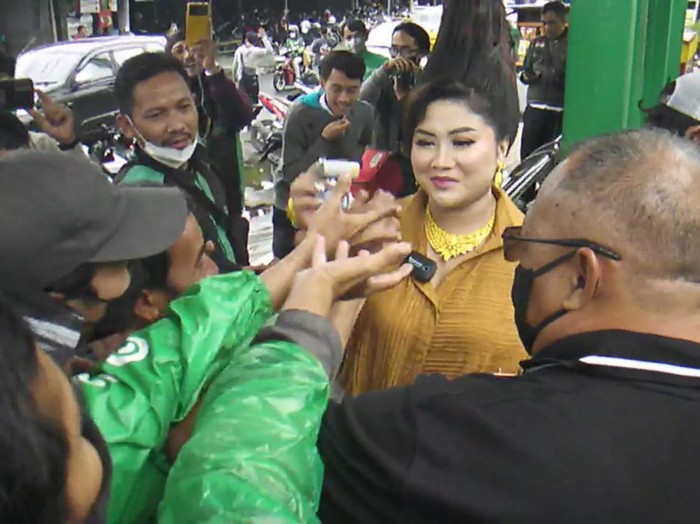 madam kin bagi-bagi uang di jalan.