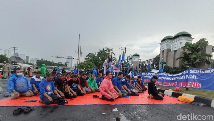 Massa buruh tolak UU Cipta Kerja gelar salat zuhur berjamaan di depan DPR