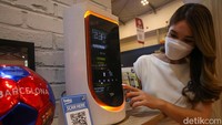 Seoraung usher menunjukan produk home appliances asal Turki, Beko dalam pameran Indo Build Tech 2022 yang berlangsung pada 22-27 Maret 2022 di ICE BSD.