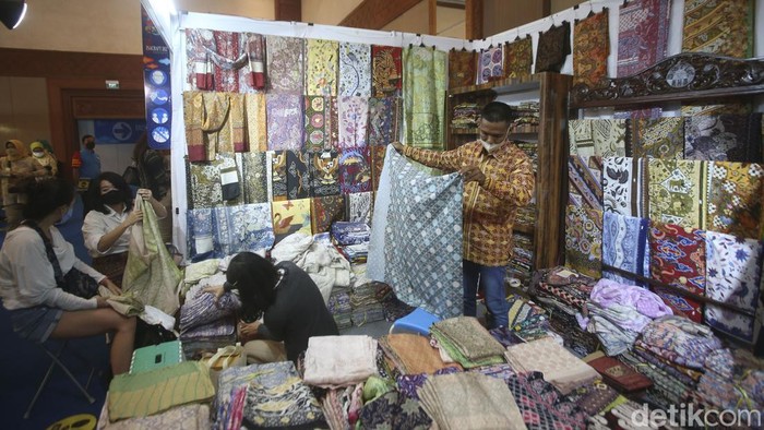 Sejumlah pengunjung beraktivitas di pameran International Handicraft Trade (Inacraft) 2022, Jakarta, Rabu (23/3/2022). Acara yang sudah rutin diadakan tiap tahun ini memamerkan beragam produk kerajinan dari UMKM di seluruh Indonesia.