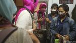 Melihat Produk Kerajinan di Pameran Inacraft 2022