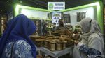 Melihat Produk Kerajinan di Pameran Inacraft 2022