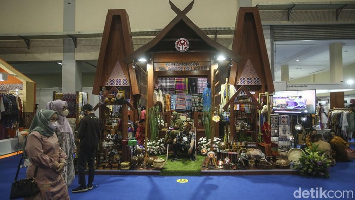 Melihat Produk Kerajinan di Pameran Inacraft 2022 Sejumlah pengunjung beraktivitas di pameran International Handicraft Trade (Inacraft) 2022, Jakarta, Rabu (23/3/2022). Acara yang sudah rutin diadakan tiap tahun ini memamerkan beragam produk kerajinan dari UMKM di seluruh Indonesia.