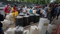 Warga antre membeli minyak goreng curah di Pekalongan, Jawa Tengah, Rabu (23/3/2022).