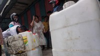 Menurut salah satu warga, minyak goreng curah di Pekalongan mengalami kelangkaan. Banyak warga harus antre untuk mendapatkan minyak curah dengan harga beli Rp18.500 per kilogram yang dijual kembali dengan harga Rp 20.000 per kilogram.