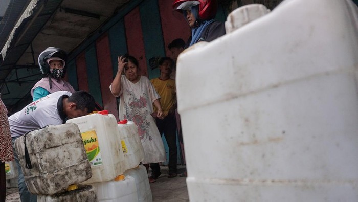 Warga antre membeli minyak goreng curah di Pekalongan, Jawa Tengah, Rabu (23/3/2022). Menurut salah satu warga, minyak goreng curah di Pekalongan mengalami kelangkaan hingga banyak warga rela antre untuk mendapatkan minyak curah dengan harga beli Rp18.500 per kilogram yang dijual kembali dengan harga Rp20.000 per kilogram. ANTARA FOTO/Harviyan Perdana Putra/foc.