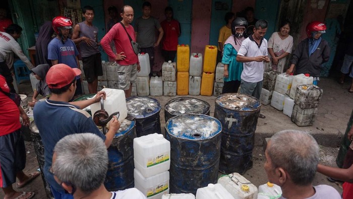 Warga antre membeli minyak goreng curah di Pekalongan, Jawa Tengah, Rabu (23/3/2022). Menurut salah satu warga, minyak goreng curah di Pekalongan mengalami kelangkaan hingga banyak warga rela antre untuk mendapatkan minyak curah dengan harga beli Rp18.500 per kilogram yang dijual kembali dengan harga Rp20.000 per kilogram. ANTARA FOTO/Harviyan Perdana Putra/foc.