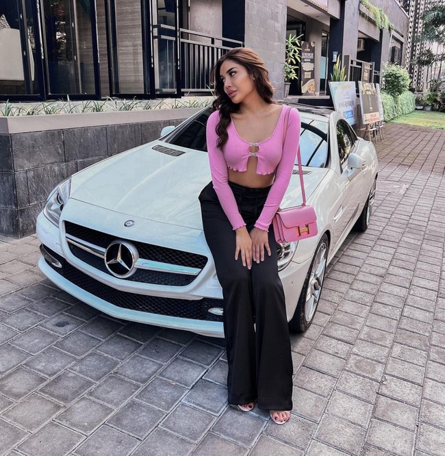 Penampilan baru Millen Cyrus mendapat beragam reaksi dari netizen. Tak sedikit yang menilai kalau wajahnya justru terlihat aneh dan memintanya untuk berhenti operasi plastik.  Foto: Instagram/@millencyrus