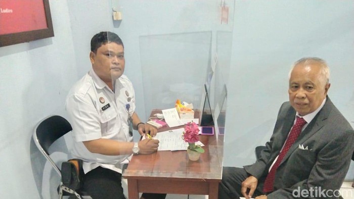 Momen advokat senior OC Kaligis lakukan wajib lapor ke Bapas Bandung