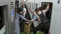 Pemindahan penumpang ini untuk melanjutkan perjalanan menuju Jakarta.