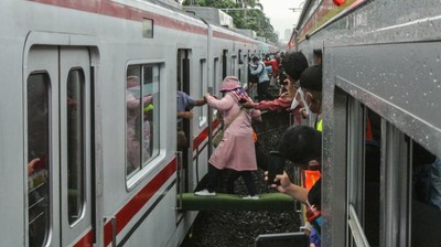 Momen Penumpang Pindah KRL Gegara Gangguan Listrik