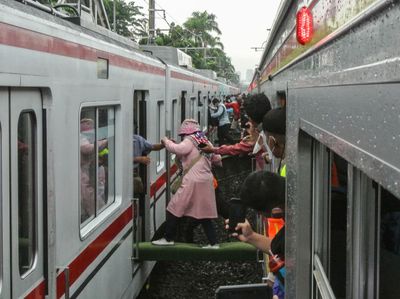 Momen Penumpang Pindah KRL Gegara Gangguan Listrik