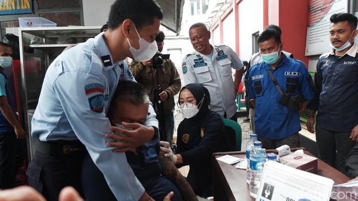 Narapidana bertato dan berbadan kekar tampak ketakutan ketika akan disuntik vaksin COVID-19
