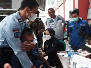 Kocak! Begini Ekspresi Napi Berbadan Kekar-Bertato Saat Mau Divaksin