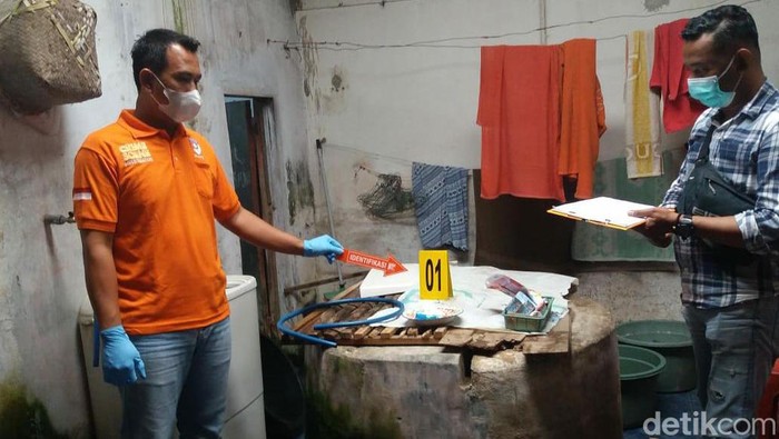 Olah TKP sumur mayat bayi ditemukan di Jember