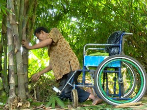 Tegarnya Pak Bejo Tempuh Puluhan Km dengan Kursi Roda Demi Jualan Sapu