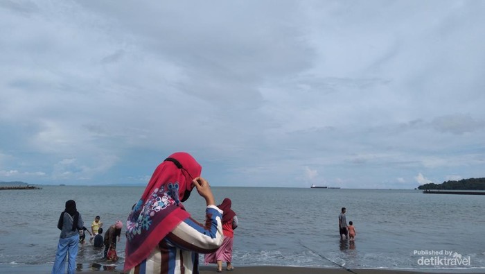 potret berkunjung ke pantai teluk penyu.