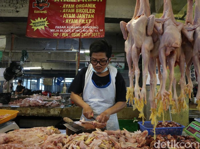 Pedagang daging ayam di Pasar Kosambi, Bandung.