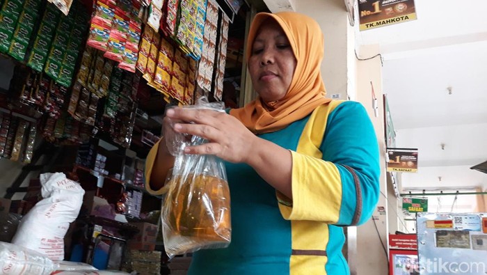 Pedagang di Pasar Bantul mengemasi minyak goreng curah ke dalam plastik, Rabu (23/3/2022).
