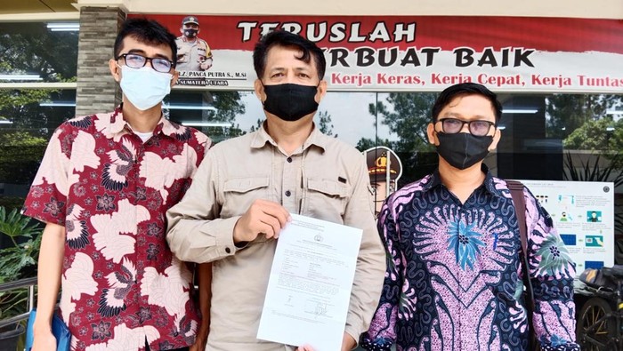 Pelapor Romo HM Muhammad Syafii, Wahyu Kurnia (Tengah), Usai Membuat Laporan ke Polda Sumut