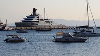 Diketahui, ada dua kapal super mewah yang terkait dengan Roman Abramovich yang kini berlabuh di Turki, dua yacht itu adalah Solaris dan Eclipse. Kapal yacht bernama Solaris milik bos Chelsea, Roman Abramovich terlihat sedang bersandar di Turki. Lokasi tepatnya berada di sebuah resort Laut Aegean di dekat kota Bodrum. (Ihlas News Agency (IHA) via REUTERS).